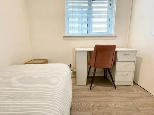 Single Room In 3 Bedroom House