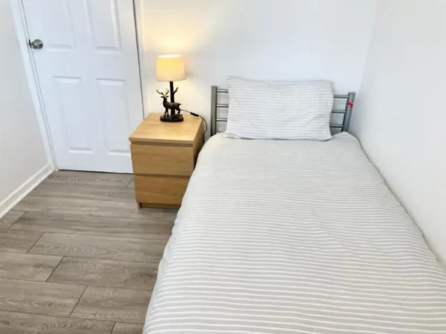 Single Room In 3 Bedroom House