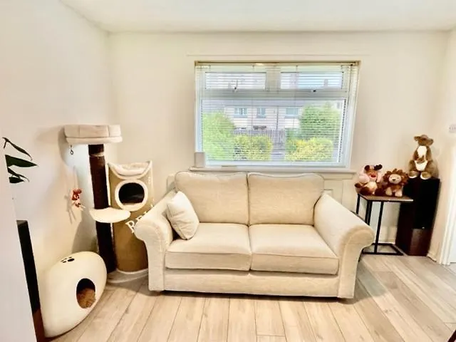 Single Room In 3 Bedroom House